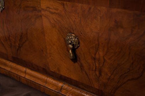 WALNUT AND YEW WOOD BANDED CHEST OF DRAWERS - ADDITIONAL PHOTO 5