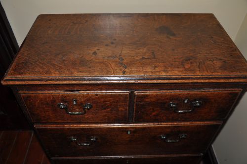 FIGURED OAK CHEST OF SMALL PROPORTIONS - ADDITIONAL PHOTO 1
