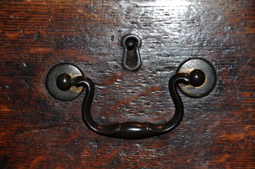 FIGURED OAK CHEST OF SMALL PROPORTIONS - ADDITIONAL PHOTO 2