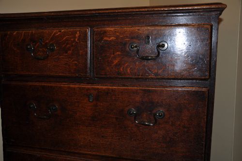 FIGURED OAK CHEST OF SMALL PROPORTIONS - ADDITIONAL PHOTO 3