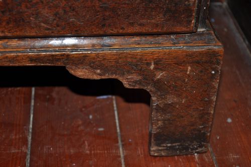 FIGURED OAK CHEST OF SMALL PROPORTIONS - ADDITIONAL PHOTO 4