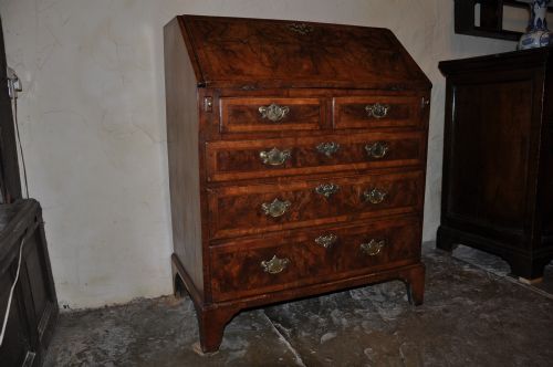 walnut bureau - CATEGORY: ANTIQUE BUREAU - DATED 1700