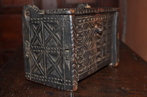 SMALL OAK CHIP CARVED BOX - ADDITIONAL PHOTO 2