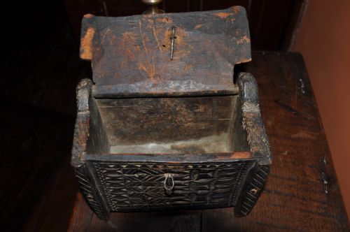 SMALL OAK CHIP CARVED BOX - ADDITIONAL PHOTO 4