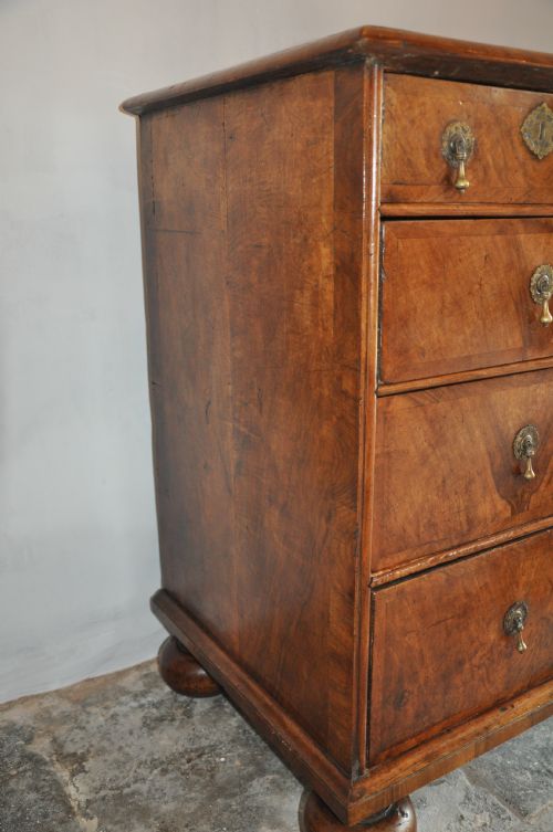 17TH CENTURY WALNUT CHEST OF DRAWERS - ADDITIONAL PHOTO 4