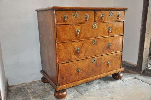 17TH CENTURY WALNUT CHEST OF DRAWERS - ADDITIONAL PHOTO 6