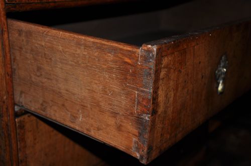 WILLIAM AND MARY WALNUT CHEST OF DRAWERS - ADDITIONAL PHOTO 1