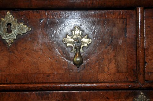 WILLIAM AND MARY WALNUT CHEST OF DRAWERS - ADDITIONAL PHOTO 4