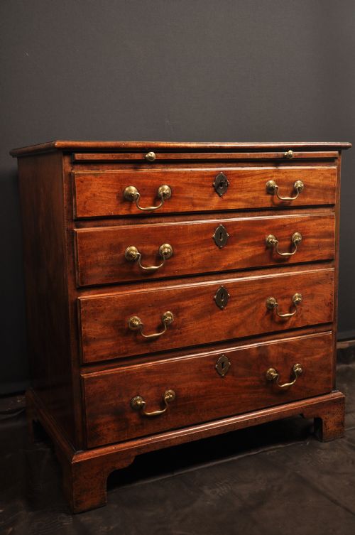 SMALL 18TH CENTURY MAHOGANY CHEST OF DRAWERS - ADDITIONAL PHOTO 1