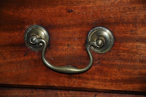 SMALL 18TH CENTURY MAHOGANY CHEST OF DRAWERS - ADDITIONAL PHOTO 2
