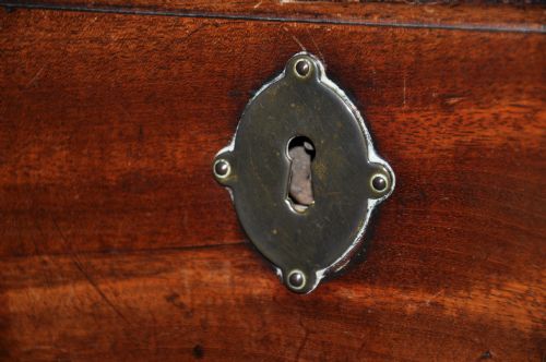 SMALL 18TH CENTURY MAHOGANY CHEST OF DRAWERS - ADDITIONAL PHOTO 3