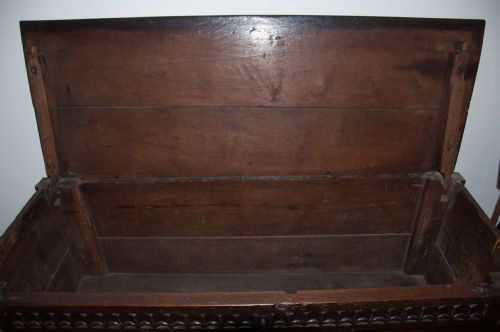 17TH CENTURY OAK COFFER - ADDITIONAL PHOTO 5