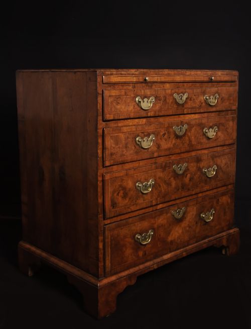 18th century walnut chest of drawers - CATEGORY: ANTIQUE CHEST OF DRAWERS - DATED 1700