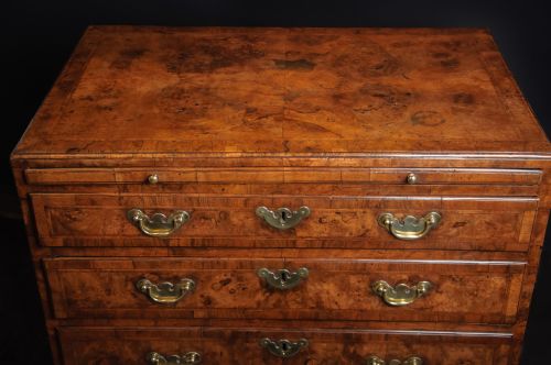 18TH CENTURY WALNUT CHEST OF DRAWERS - ADDITIONAL PHOTO 3