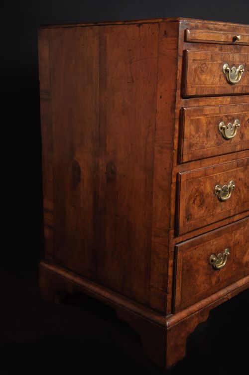 18TH CENTURY WALNUT CHEST OF DRAWERS - ADDITIONAL PHOTO 5