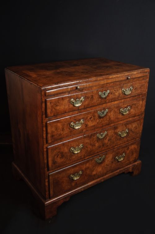 18TH CENTURY WALNUT CHEST OF DRAWERS - ADDITIONAL PHOTO 9
