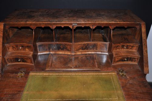 EARLY 18TH CENTURY BURR WALNUT BUREAU - ADDITIONAL PHOTO 5