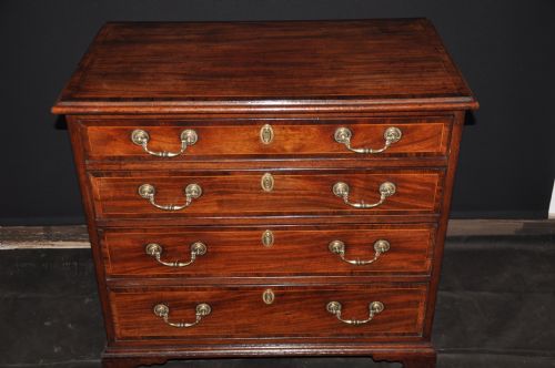 FINE 18TH CENTURY MAHOGANY AND KINGWOOD BANDED CHEST - ADDITIONAL PHOTO 1
