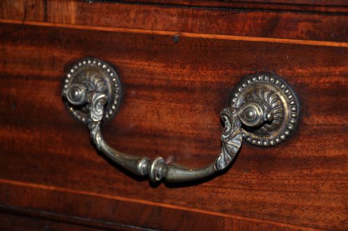 FINE 18TH CENTURY MAHOGANY AND KINGWOOD BANDED CHEST - ADDITIONAL PHOTO 5