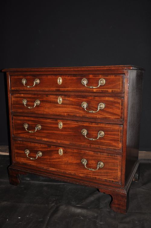FINE 18TH CENTURY MAHOGANY AND KINGWOOD BANDED CHEST - ADDITIONAL PHOTO 6