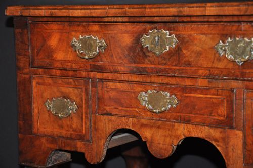 EARLY 18TH CENTURY WALNUT LOWBOY - ADDITIONAL PHOTO 4
