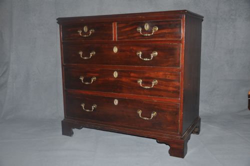 18TH CENTURY MAHOGANY CHEST OF DRAWERS