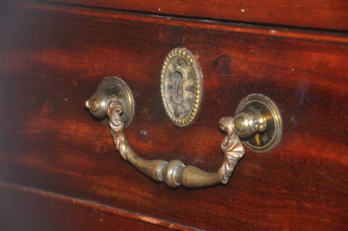 18TH CENTURY MAHOGANY CHEST OF DRAWERS - ADDITIONAL PHOTO 2