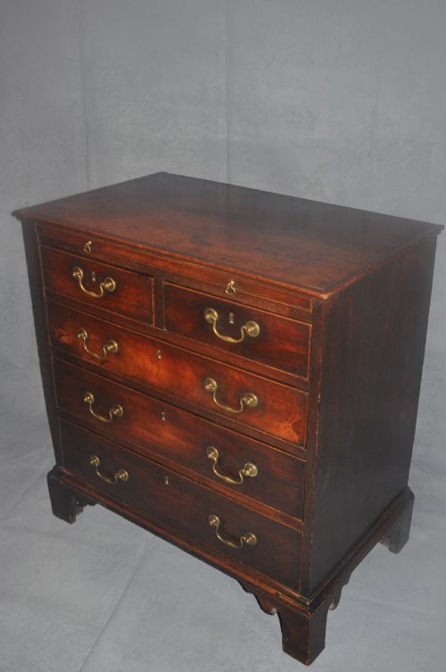 SMALL 18TH CENTURY MAHOGANY CHEST OF DRAWERS - ADDITIONAL PHOTO 2