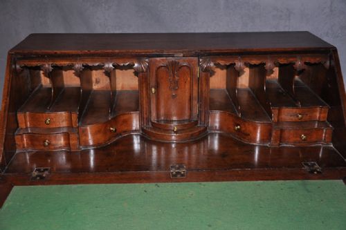 FINE 18TH CENTURY OAK BUREAU - ADDITIONAL PHOTO 1