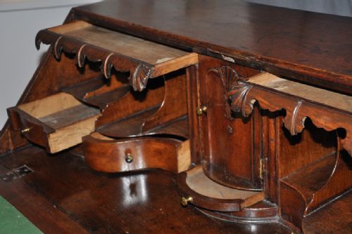 FINE 18TH CENTURY OAK BUREAU - ADDITIONAL PHOTO 2