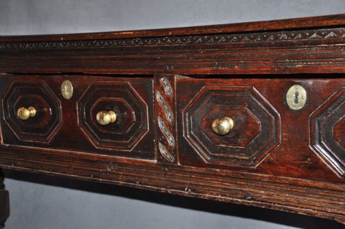 17TH CENTURY OAK DRESSER BASE - ADDITIONAL PHOTO 4