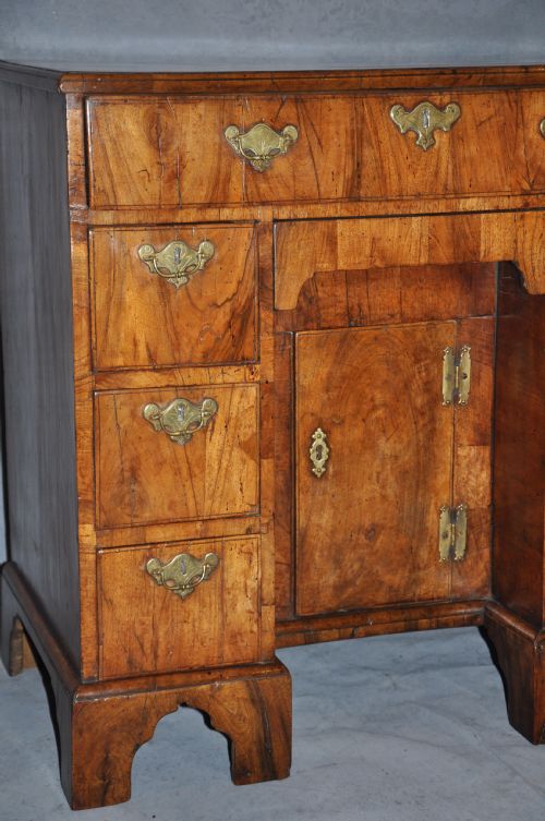 EARLY 18TH CENTURY WALNUT KNEEHOLE DESK - ADDITIONAL PHOTO 1