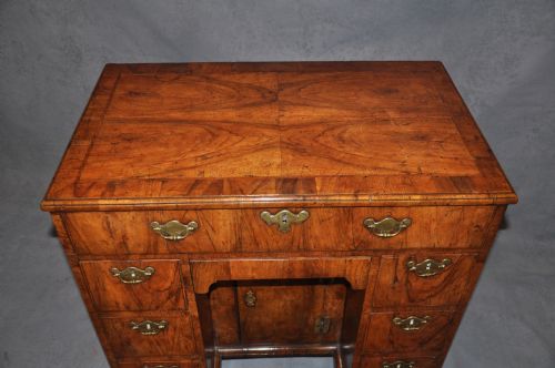 EARLY 18TH CENTURY WALNUT KNEEHOLE DESK - ADDITIONAL PHOTO 2
