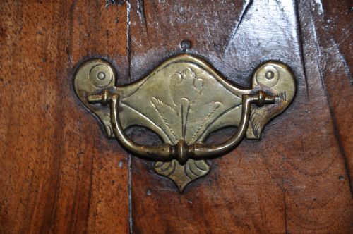 EARLY 18TH CENTURY WALNUT KNEEHOLE DESK - ADDITIONAL PHOTO 3