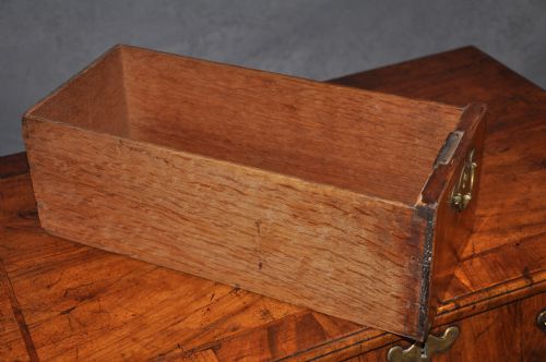 EARLY 18TH CENTURY WALNUT KNEEHOLE DESK - ADDITIONAL PHOTO 4