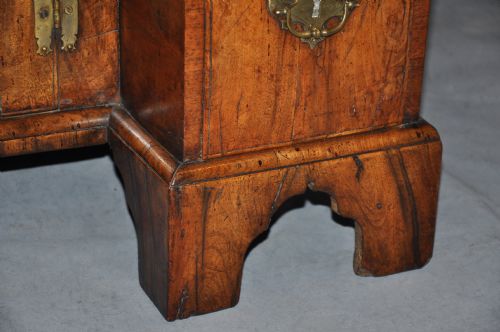 EARLY 18TH CENTURY WALNUT KNEEHOLE DESK - ADDITIONAL PHOTO 5