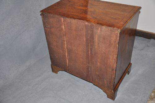 EARLY 18TH CENTURY WALNUT KNEEHOLE DESK - ADDITIONAL PHOTO 6