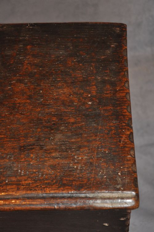 SMALL 17TH CENTURY OAK COFFER - ADDITIONAL PHOTO 2