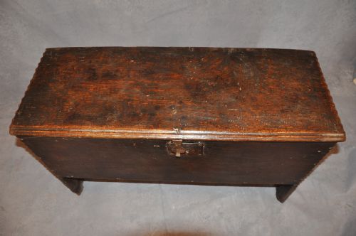 SMALL 17TH CENTURY OAK COFFER - ADDITIONAL PHOTO 3