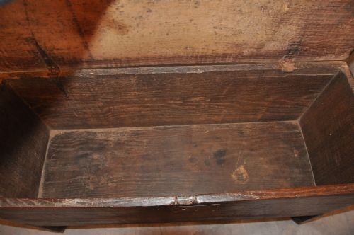 SMALL 17TH CENTURY OAK COFFER - ADDITIONAL PHOTO 4