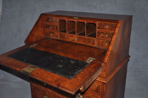 EARLY 18TH CENTURY WALNUT BUREAU - ADDITIONAL PHOTO 2