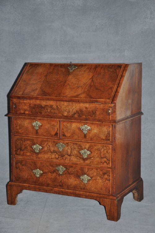 EARLY 18TH CENTURY WALNUT BUREAU - ADDITIONAL PHOTO 8