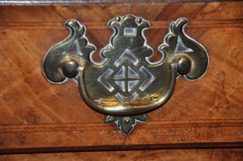 18TH CENTURY WALNUT LOWBOY - ADDITIONAL PHOTO 4