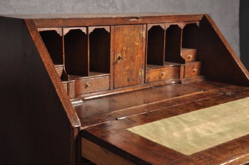 SMALL QUEEN ANN OAK BUREAU - ADDITIONAL PHOTO 1