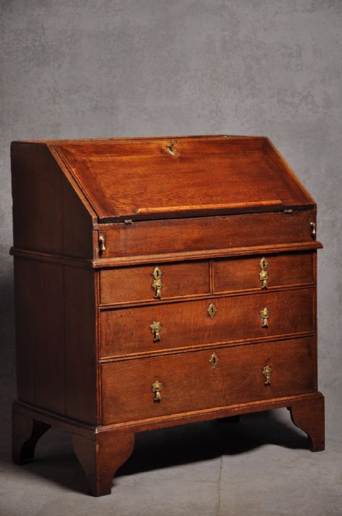 small early 18th century oak bureau - CATEGORY: ANTIQUE BUREAU - DATED 18TH CENTURY