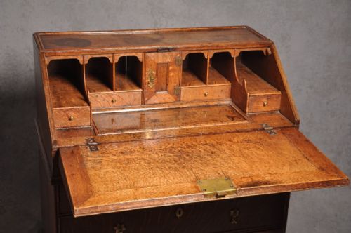 SMALL EARLY 18TH CENTURY OAK BUREAU - ADDITIONAL PHOTO 1