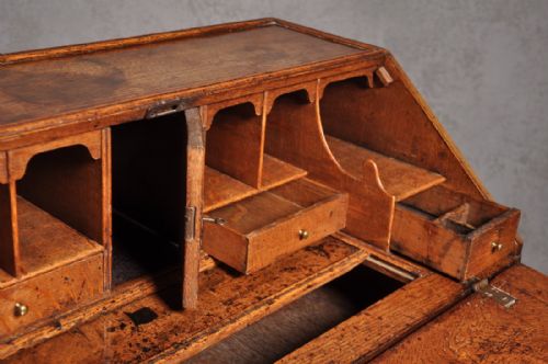 SMALL EARLY 18TH CENTURY OAK BUREAU - ADDITIONAL PHOTO 2