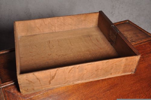 SMALL EARLY 18TH CENTURY OAK BUREAU - ADDITIONAL PHOTO 3
