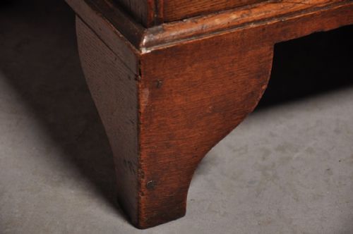 SMALL EARLY 18TH CENTURY OAK BUREAU - ADDITIONAL PHOTO 4