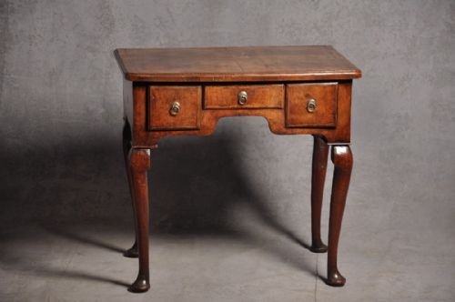 a george 1st walnut lowboy of small proportions - CATEGORY: ANTIQUE FURNITURE - DATED 18TH CENTURY